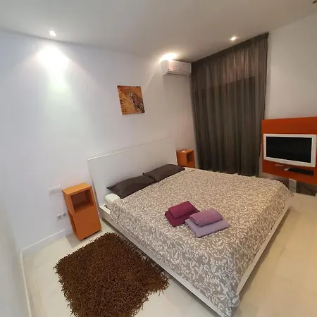 Villa 5-bedroom In Playa Del Duque
