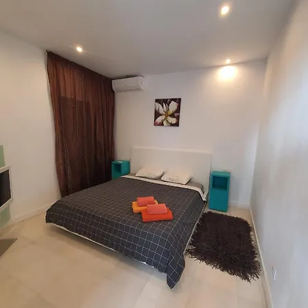 5-bedroom In Playa Del Duque Vila